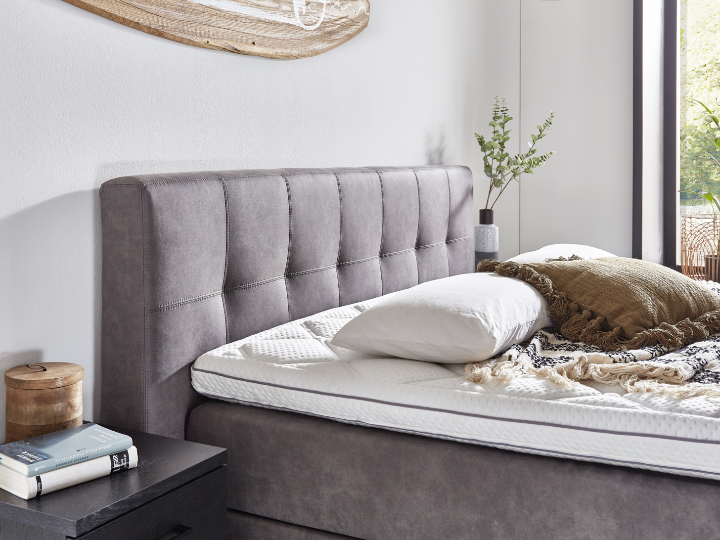 Boxspring met lederlook en knopen hoofdbord